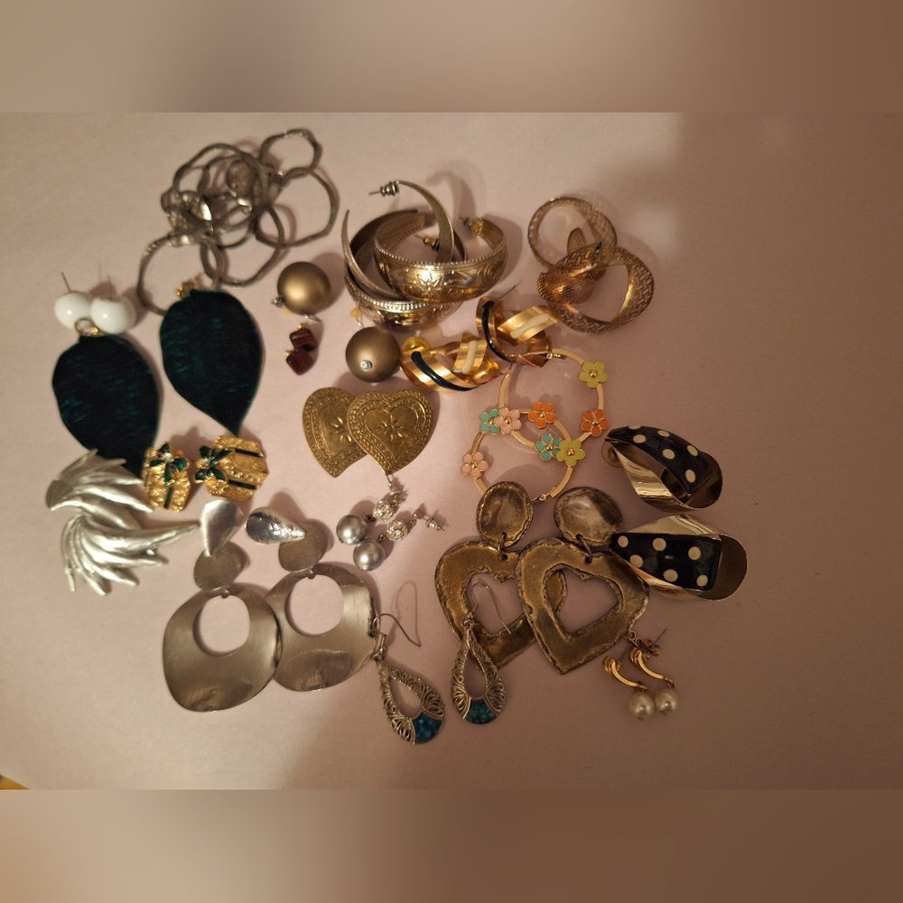 Fabulous Lot of Vintage Earrings Maximalism Edgy Boho Hippie ART TEACHER STYLE - Picture 2 of 10